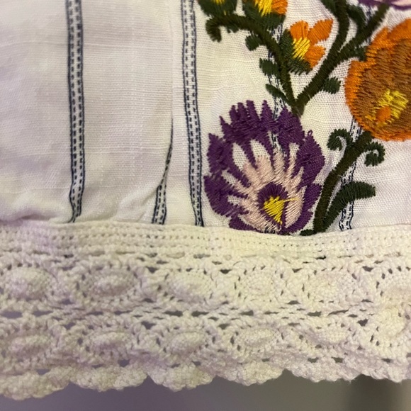 Floral embroidered gimmicks/buckle cropped tank top - Picture 4 of 7